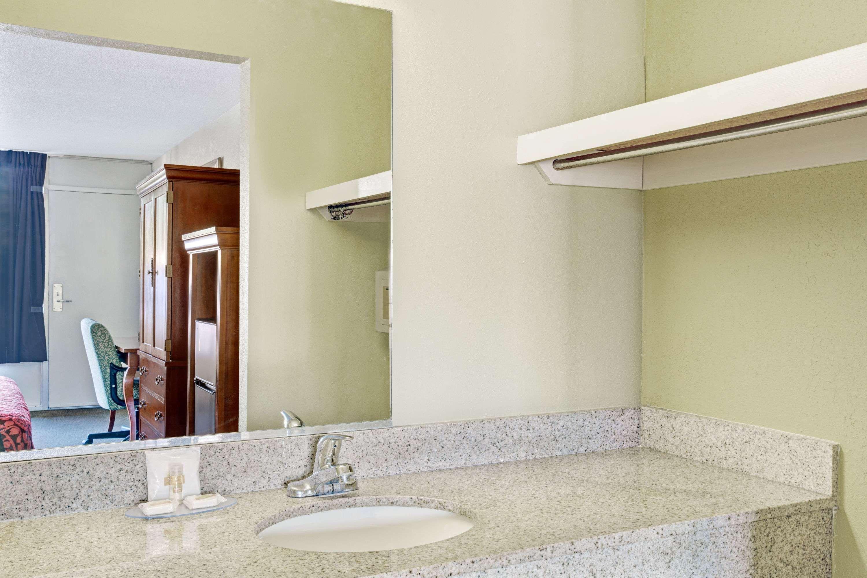 Days Inn By Wyndham Hampton Near Coliseum Convention Center Екстериор снимка