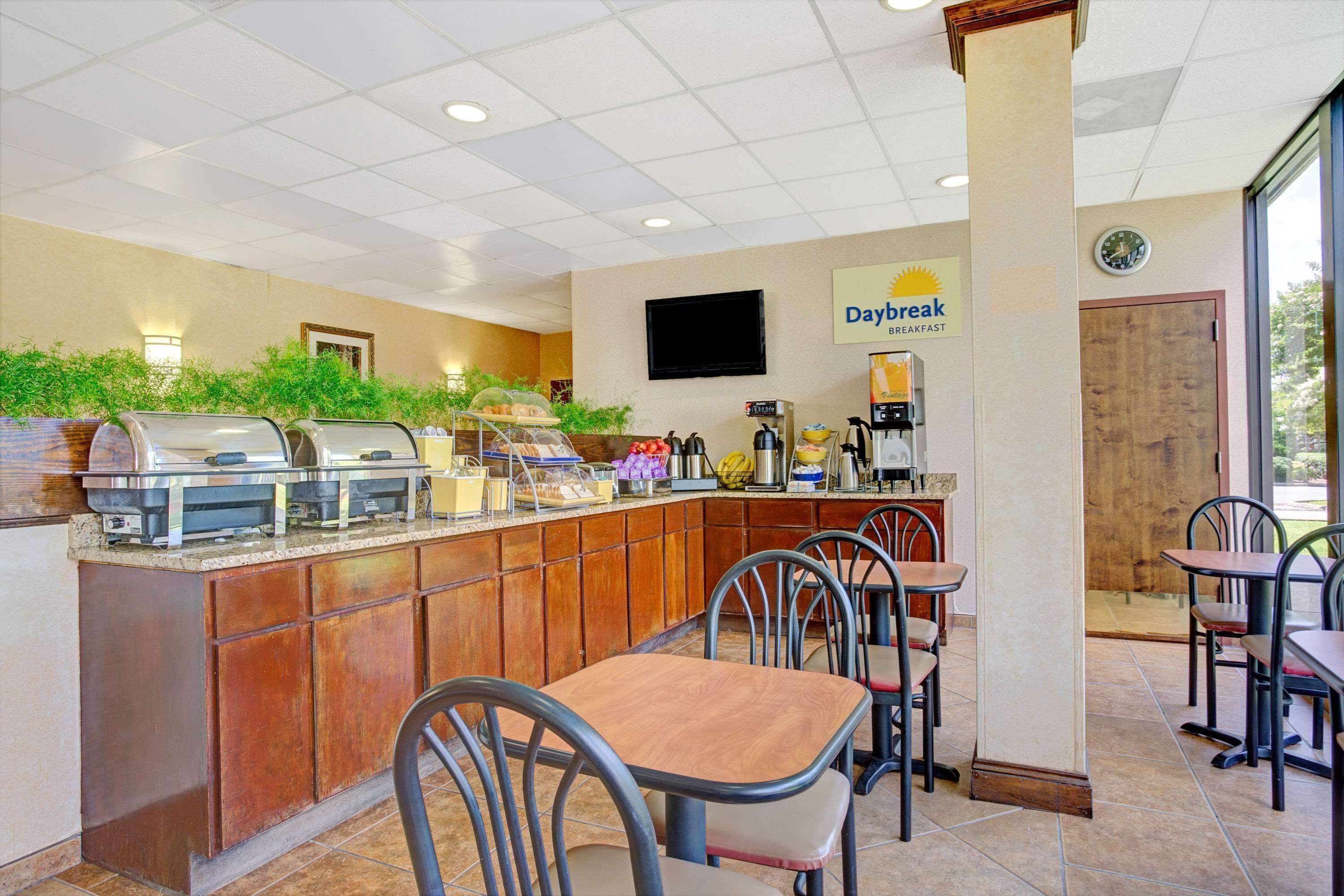 Days Inn By Wyndham Hampton Near Coliseum Convention Center Екстериор снимка